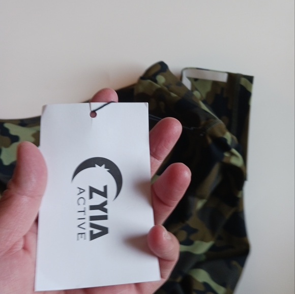 ZYIA Active Wear Camo Light Green Soft And Snug Mid-rise 7/8 24 Inches Size 8-10 - Picture 2 of 7